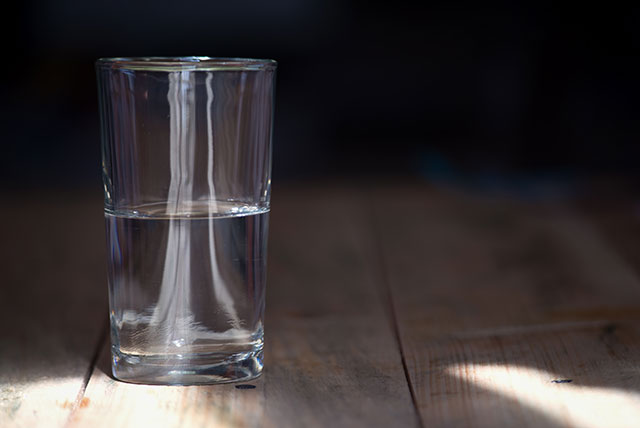 Figura 1 Teste de Realidade é enxergar o copo meio vazio, em vez de meio cheio temendo pelo pior.